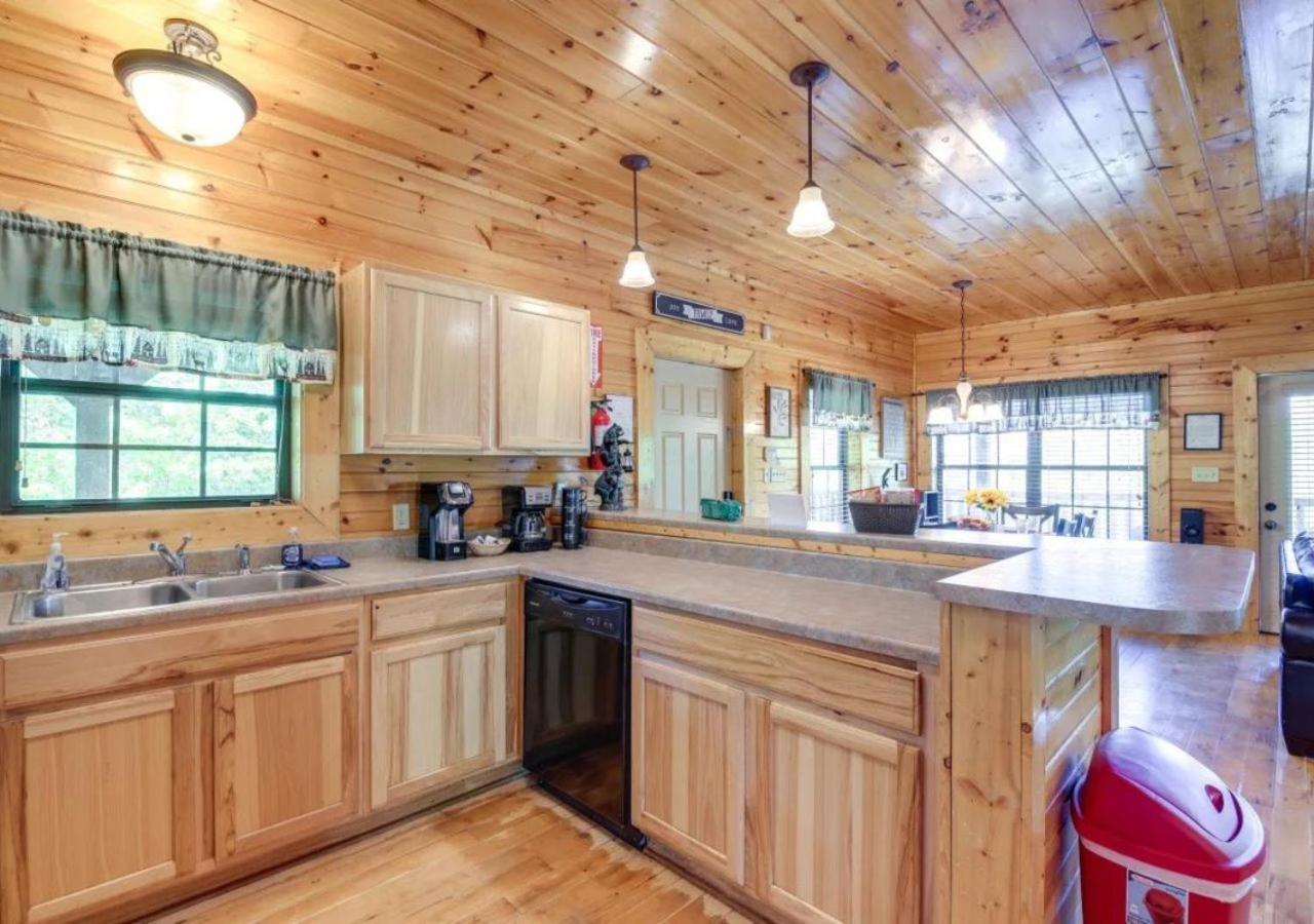 Fabulous Pet-Friendly, Family Cabin With Outdoor Kitchen, Hot Tub, Sauna, Fireplace, Theater Room, Arcade, Pool Table, And Fire Pit Within Minuties Of Dollywood Sevierville Exterior foto